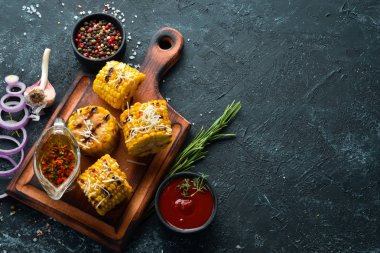 Soslu ızgara mısır ve tabakta sebze. Üst Manzara. Boş kopyalama alanı.