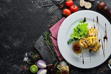 Soslu ızgara mısır ve tabakta sebze. Üst Manzara. Boş kopyalama alanı.