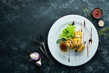 Soslu ızgara mısır ve tabakta sebze. Üst Manzara. Boş kopyalama alanı.