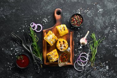 Soslu ızgara mısır ve tabakta sebze. Üst Manzara. Boş kopyalama alanı.