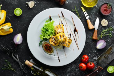 Soslu ızgara mısır ve tabakta sebze. Üst Manzara. Boş kopyalama alanı.