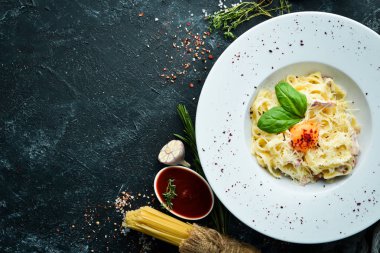 Geleneksel İtalyan makarna yemeği, yumurtalı spagetti carbonara, tabakta parmesan peyniri. Üst Manzara. Boş kopyalama alanı.
