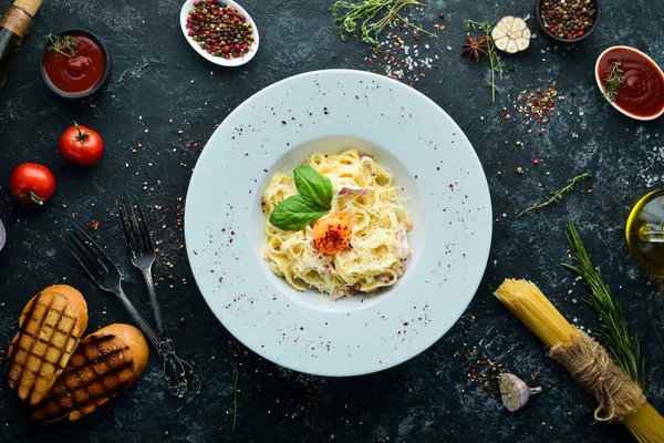 Tradycyjne Włoskie Danie Makaronowe Spaghetti Carbonara Żółtkiem Ser Parmezan Talerzu — Zdjęcie stockowe