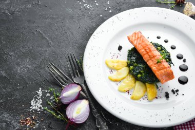 Fırında somon fileto, ıspanaklı ve elmalı bir tabak. Üst Manzara. Boş kopyalama alanı.