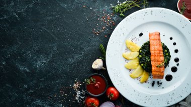 Fırında somon fileto, ıspanaklı ve elmalı bir tabak. Üst Manzara. Boş kopyalama alanı.