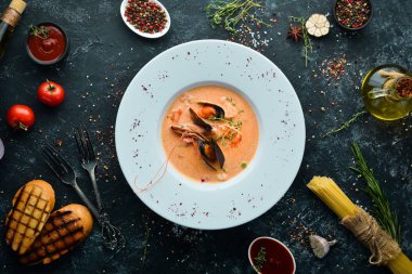Kremalı deniz ürünleri çorbası. Karides, midye, kalamar. Üst Manzara. Boş kopyalama alanı.