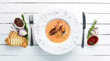 Kremalı deniz ürünleri çorbası. Karides, midye, kalamar. Üst Manzara. Boş kopyalama alanı.