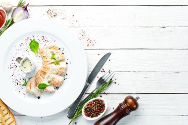 Krema soslu fırında tavuk filetosu. Üst Manzara. Boş kopyalama alanı.