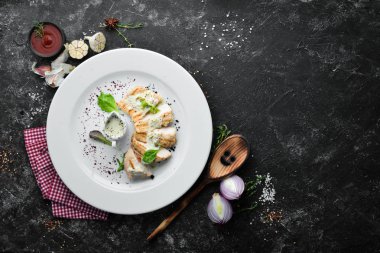 Krema soslu fırında tavuk filetosu. Üst Manzara. Boş kopyalama alanı.