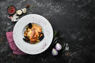 İtalyan geleneksel deniz mahsullü makarna. Karides, midye, kalamar. Üst Manzara. Boş kopyalama alanı.