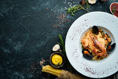 İtalyan geleneksel deniz mahsullü makarna. Karides, midye, kalamar. Üst Manzara. Boş kopyalama alanı.