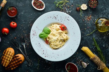 Parmesan peynirli ve domatesli İtalyan geleneksel makarnası. Üst Manzara. Boş kopyalama alanı.