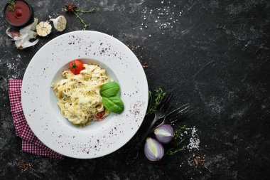 Parmesan peynirli ve domatesli İtalyan geleneksel makarnası. Üst Manzara. Boş kopyalama alanı.