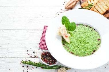 Tabakta ıspanak püresi çorbası. Üst Manzara. Boş kopyalama alanı.