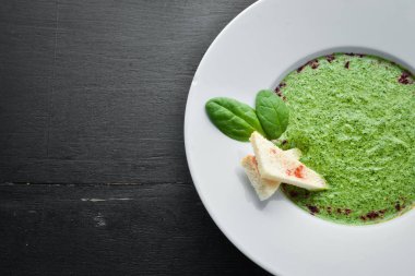 Tabakta ıspanak püresi çorbası. Üst Manzara. Boş kopyalama alanı.