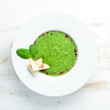 Tabakta ıspanak püresi çorbası. Üst Manzara. Boş kopyalama alanı.