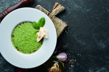 Tabakta ıspanak püresi çorbası. Üst Manzara. Boş kopyalama alanı.