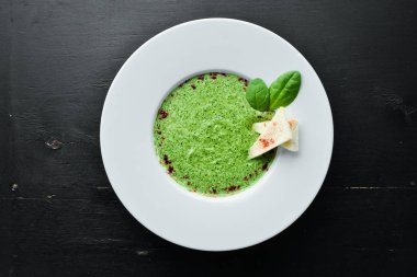 Tabakta ıspanak püresi çorbası. Üst Manzara. Boş kopyalama alanı.