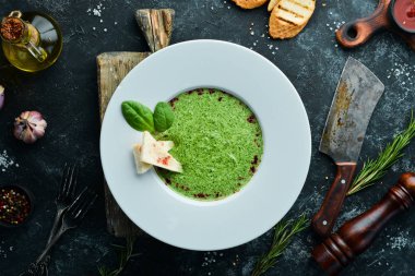 Tabakta ıspanak püresi çorbası. Üst Manzara. Boş kopyalama alanı.