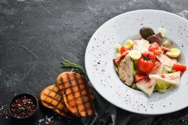 Tabakta tavuk olan Sezar salatası. Sebze salatası. Üst Manzara. Boş kopyalama alanı.