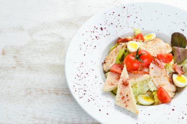 Tabakta tavuk olan Sezar salatası. Sebze salatası. Üst Manzara. Boş kopyalama alanı.