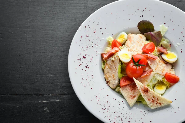 Salade Caesar Avec Poulet Et Avocat Sur Fond De Bois