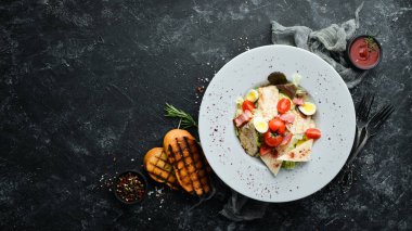 Tabakta tavuk olan Sezar salatası. Sebze salatası. Üst Manzara. Boş kopyalama alanı.