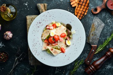 Tabakta tavuk olan Sezar salatası. Sebze salatası. Üst Manzara. Boş kopyalama alanı.