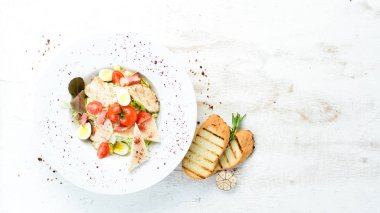 Tabakta tavuk olan Sezar salatası. Sebze salatası. Üst Manzara. Boş kopyalama alanı.