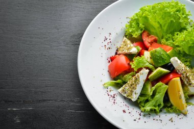 Sebzeli salata ve peynir. Sebze salatası. Üst Manzara. Boş kopyalama alanı.