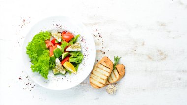 Sebzeli salata ve peynir. Sebze salatası. Üst Manzara. Boş kopyalama alanı.