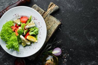 Sebzeli salata ve peynir. Sebze salatası. Üst Manzara. Boş kopyalama alanı.