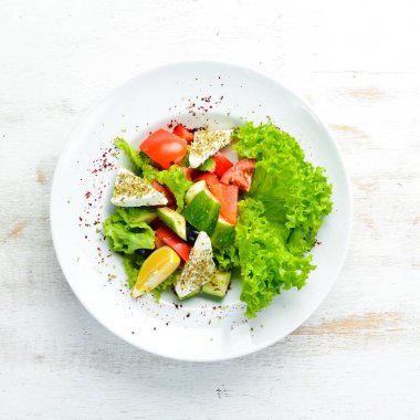 Sebzeli salata ve peynir. Sebze salatası. Üst Manzara. Boş kopyalama alanı.