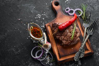 Siyah taşlı baharatlı ızgara dana biftek. Üst Manzara. Boş kopyalama alanı.