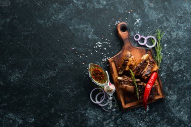 Siyah taşlı baharatlı ızgara dana biftek. Üst Manzara. Boş kopyalama alanı.