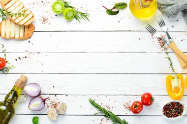 Beyaz yemek afişi. Sebze ve baharatlı mutfak tahtası. Üst Manzara. Boş kopyalama alanı.