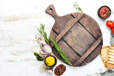 Beyaz yemek afişi. Sebze ve baharatlı mutfak tahtası. Üst Manzara. Boş kopyalama alanı.