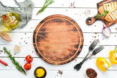 Beyaz yemek afişi. Sebze ve baharatlı mutfak tahtası. Üst Manzara. Boş kopyalama alanı.