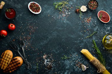 Taş pişirme afişi. Sebze ve baharatlı mutfak tahtası. Üst Manzara. Boş kopyalama alanı.