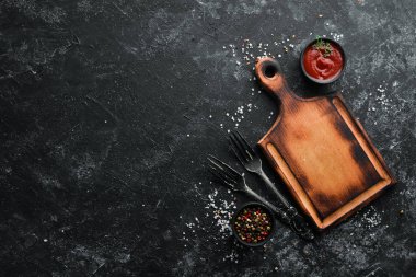 Taş pişirme afişi. Sebze ve baharatlı mutfak tahtası. Üst Manzara. Boş kopyalama alanı.