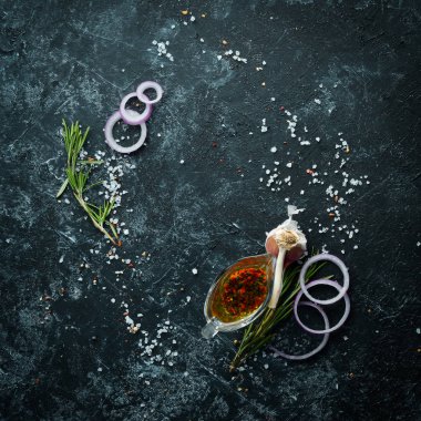 Taş pişirme afişi. Sebze ve baharatlı mutfak tahtası. Üst Manzara. Boş kopyalama alanı.