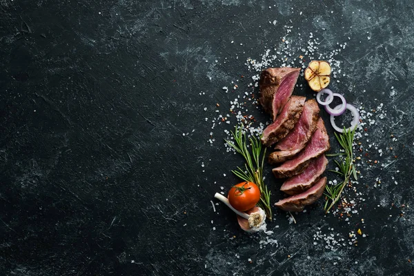Szeletelt Borjú Szaftos Steak Fekete Háttér Első Látásra Szabad Másolási — Stock Fotó