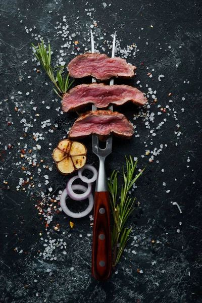Nakrájené Telecí Šťavnatý Steak Černém Kameni Pozadí Horní Pohled Volné — Stock fotografie