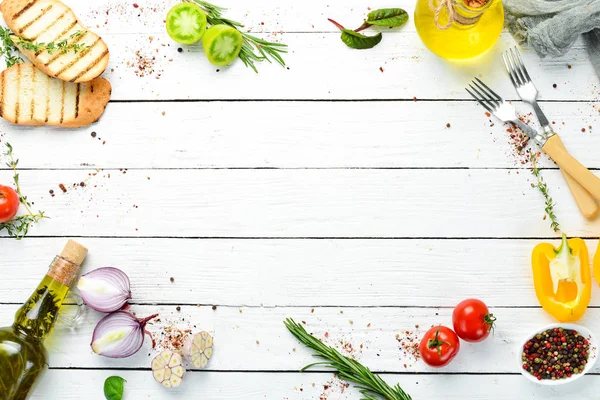 Beyaz yemek afişi. Sebze ve baharatlı mutfak tahtası. Üst Manzara. Boş kopyalama alanı.