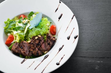 Dana etli sebze salatası. Marul, dana eti, çam fıstığı, vişneli domates. Üst Manzara. Metnin için boş yer.