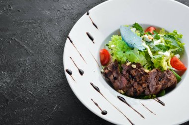 Dana etli sebze salatası. Marul, dana eti, çam fıstığı, vişneli domates. Üst Manzara. Metnin için boş yer.