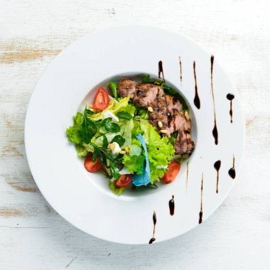 Dana etli sebze salatası. Marul, dana eti, çam fıstığı, vişneli domates. Üst Manzara. Metnin için boş yer.