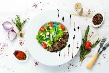 Dana etli sebze salatası. Marul, dana eti, çam fıstığı, vişneli domates. Üst Manzara. Metnin için boş yer.