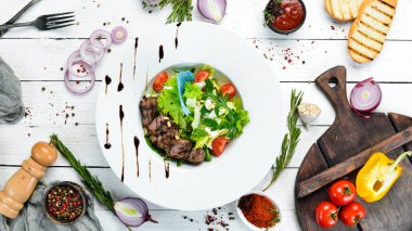 Dana etli sebze salatası. Marul, dana eti, çam fıstığı, vişneli domates. Üst Manzara. Metnin için boş yer.