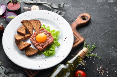 Yumurta sarısı ve siyah ekmekli dana tartar. Üst Manzara. Metnin için boş yer.